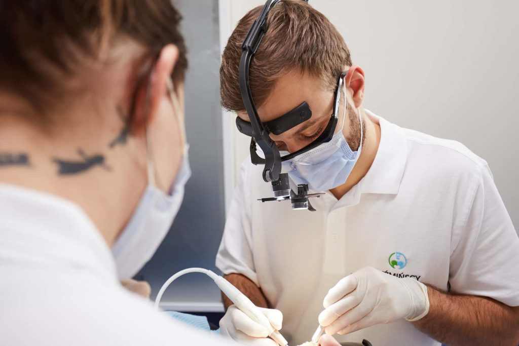 leczenie zęba pod mikroskopem